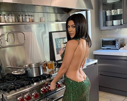 كورتني كارداشيان بفستان مثير في المطبخ