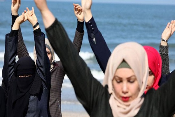 يوم يوغا للنساء في الهواء الطلق يثير ضجة في غزة