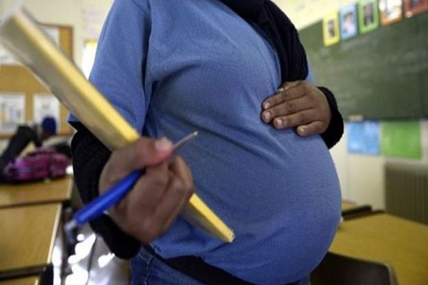 سيراليون تلغي حظرا يمنع التلميذات الحوامل من الذهاب إلى المدرسة