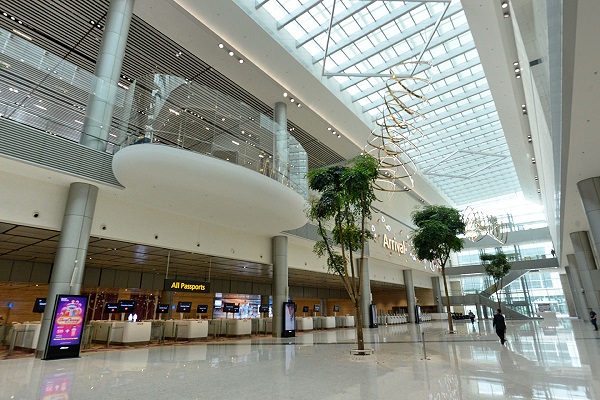 سنغافورة تغلق مبنىً للركاب بأكبر مطاراتها !