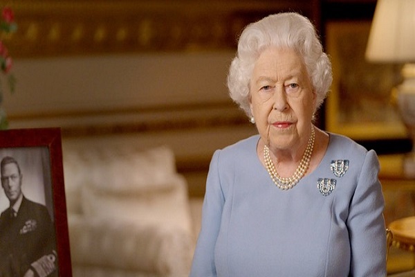 ملكة انجلترا تتألق ببروش من توقيع دار 