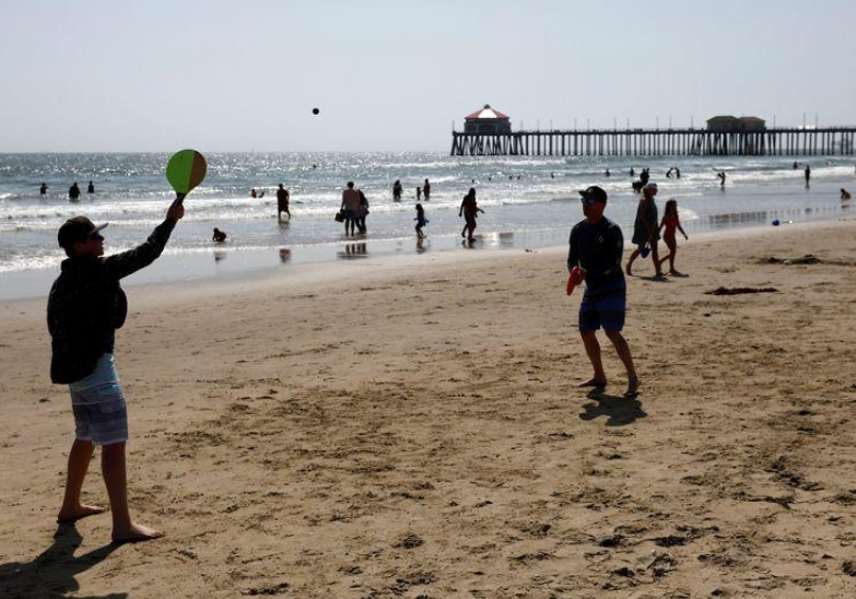 أميركيون يقصدون الشواطئ مع اقتراب عدد وفيات كورونا في بلادهم من مئة ألف