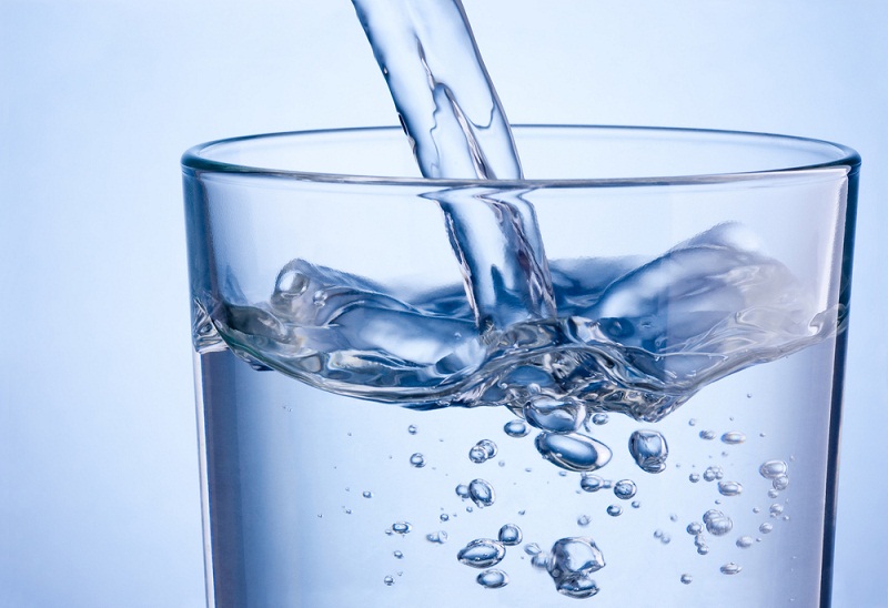 تجارب لتحديد فعالية الغرغرة بالماء المالح لعلاج كوفيد-19