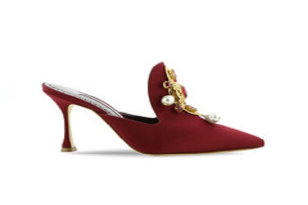 مانولو بلانيك يطلق مجموعة مجوهرات خاصة للأحذية