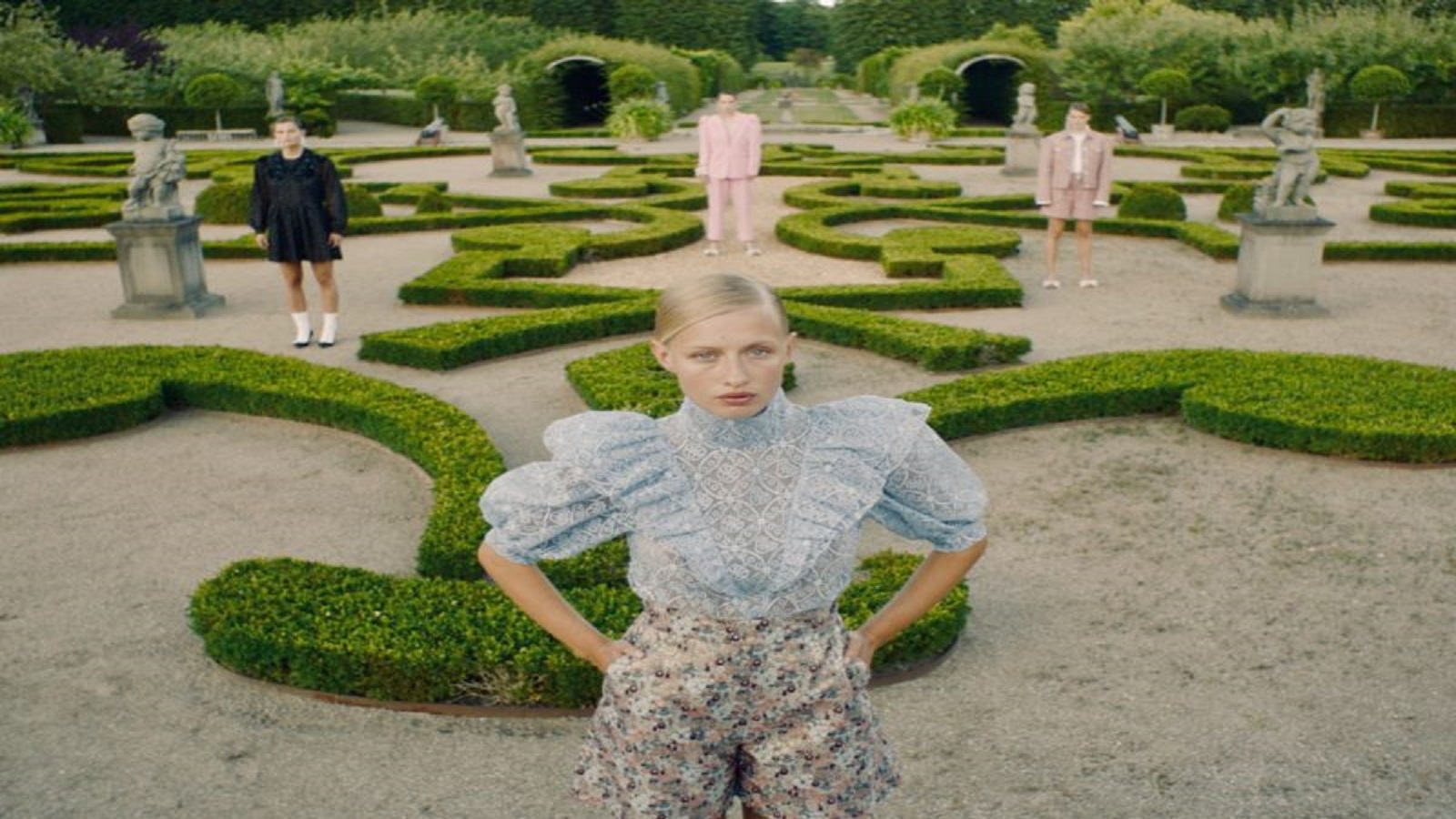 Custommade تعتمد الأزياء العصرية في أحدث تشكيلاتها