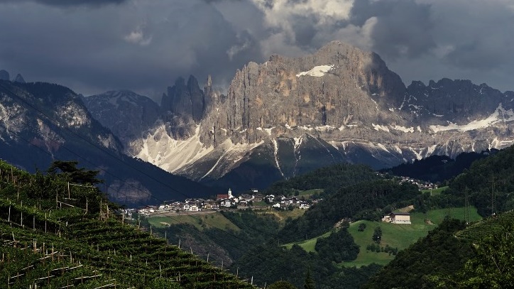 جبال الدولوميت الإيطالية وجهة مثالية للسياحة الجيولوجية !