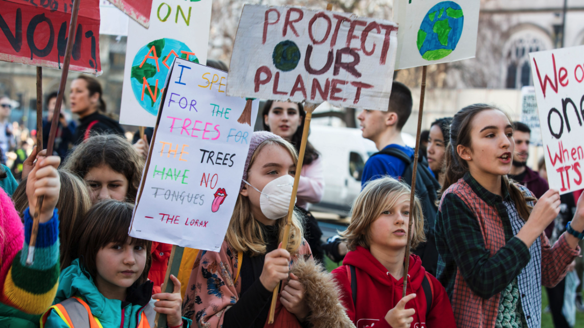 أطفال في وقفة احتجاجية لانقاذ كوكب الأرض