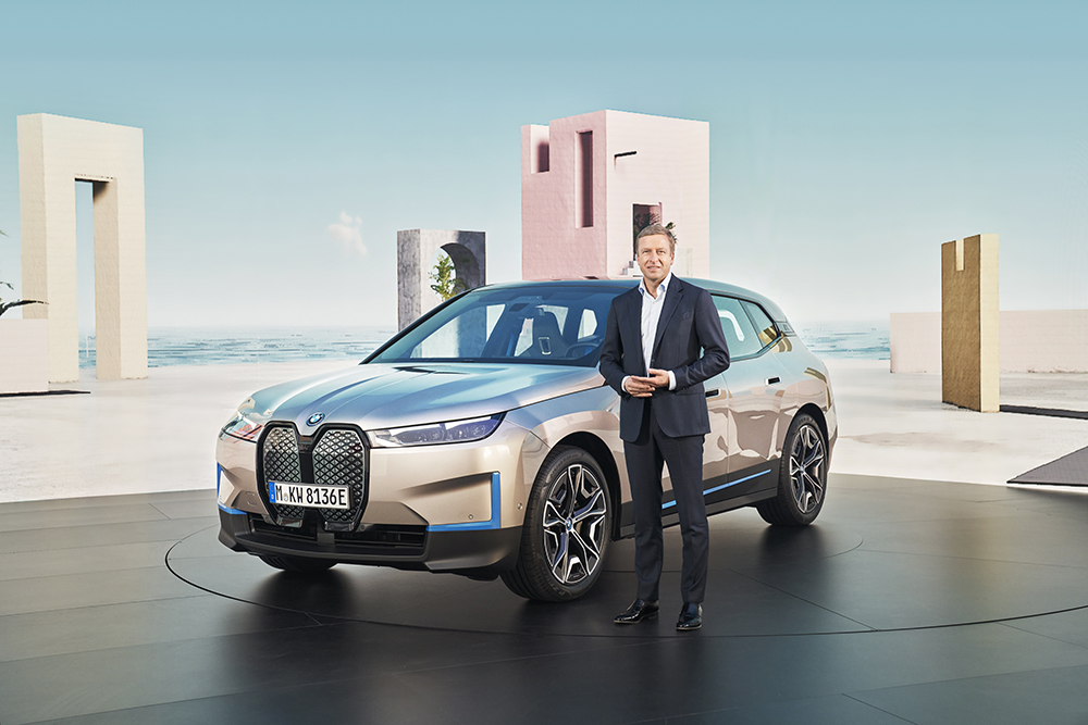 BMW تكشف عن طراز iX الأول على الإطلاق