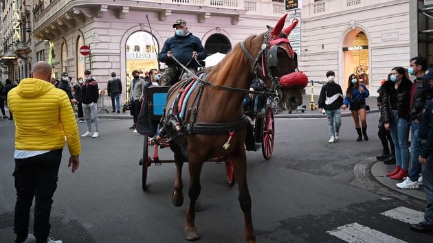 احدى العربات تتجول في المدينة في مرحلة ما قبل الكورونا