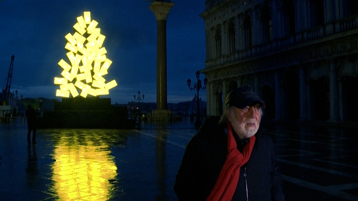 الفنان الإيطالي فابريتسيو بليسي أمام شجرة الميلاد