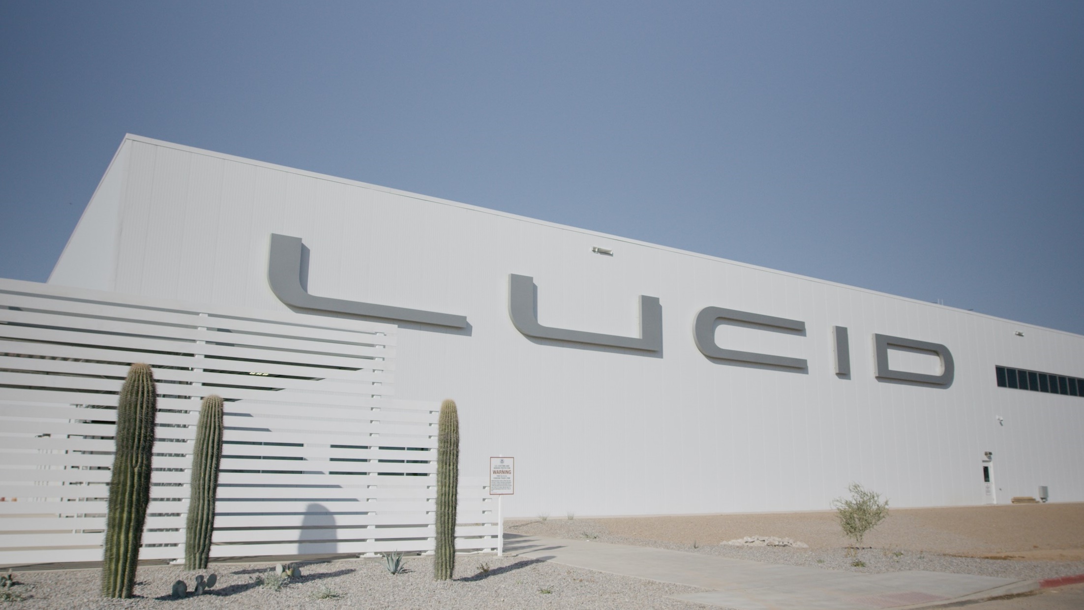 لوسيد تنجز أول مصانعها للسيارات الكهربائية في أمريكا الشمالية