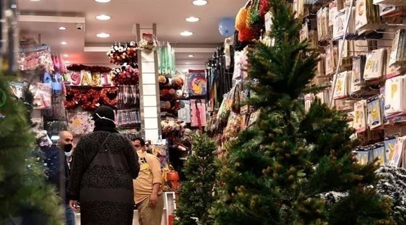 أشجار وزينة عيد الميلاد للبيع في متجر للهدايا في الرياض (أ ف ب)