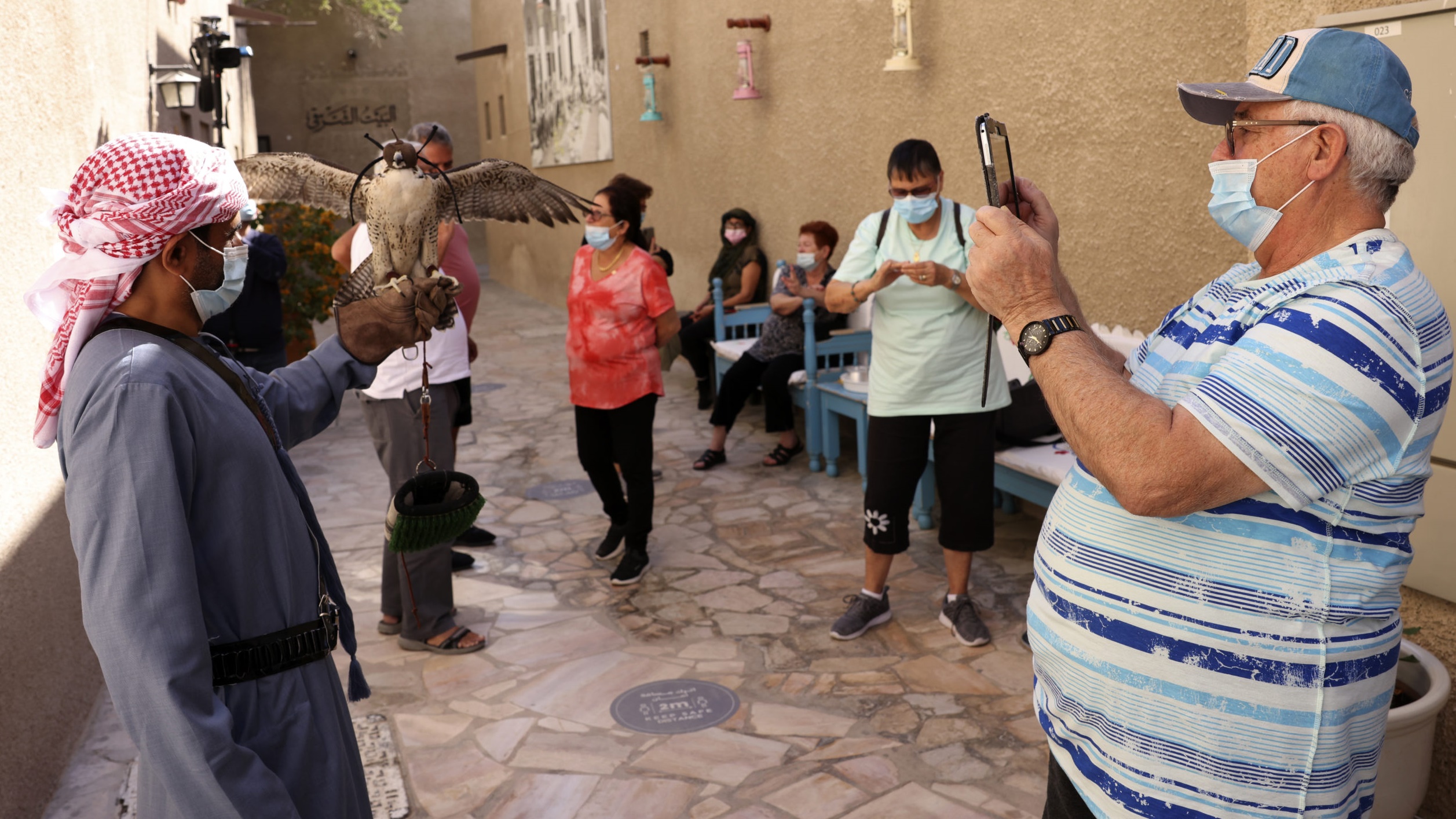 سياح يلتزمون الكمامة في حي الفهيدي