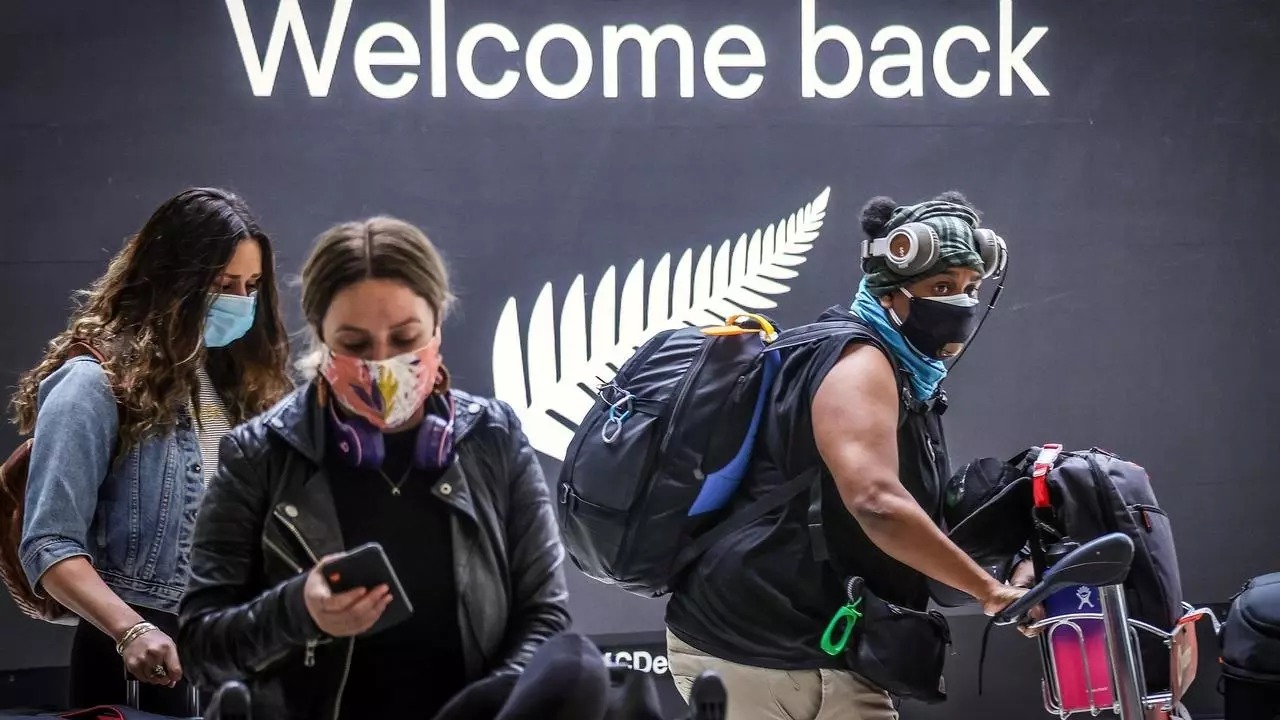 أغلقت أستراليا إلى حدّ كبير حدودها أمام الزوّار الأجانب منذ آذار/مارس 2020. في الصورة عددٌ من المسافرين لدى وصولهم إلى مطار سيدني