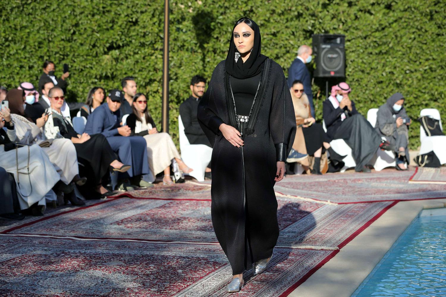 'بي شيك' يضفي تصميمات حديثة على العباءة التقليدية في السعودية