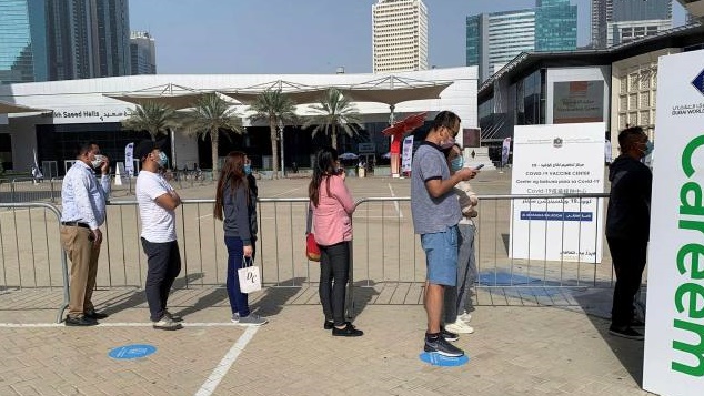 طابور من المنتظرين لتلقي الطعم في دبي