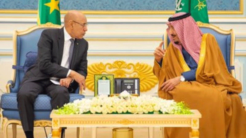 خادم الحرمين الشريفين لدى استقباله للرئيس الموريتاني لدى زيارته للسعودية قبل أشهر 