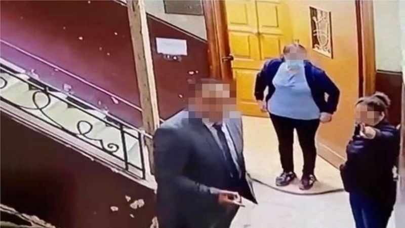 سيدة تقطن في المبنى طهرت لتواجه المتحرش الذي لاذ بعدها بالفرار