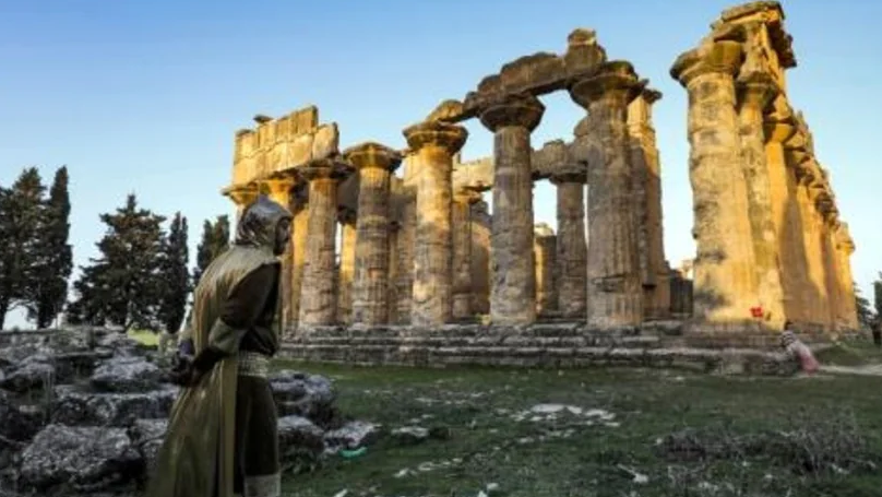 ممثل يرتدي زيّاً تاريخياً قرب معبد زيوس في مدينة قورينا القديمة في شرق ليبيا 