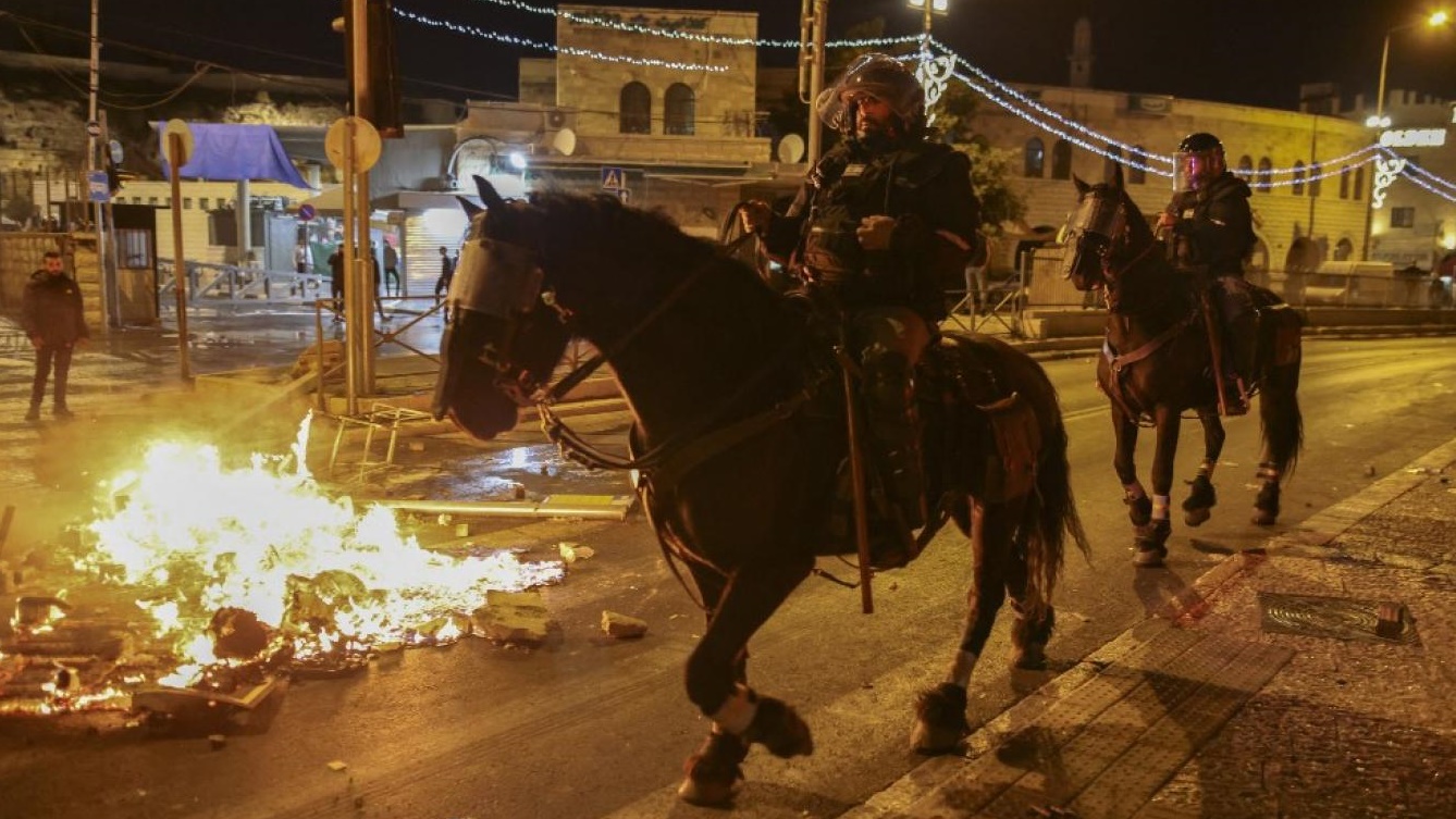 الشرطة الاسرائيلية في أحد شوارع القدس التي شهدت الصدامات العنيفة