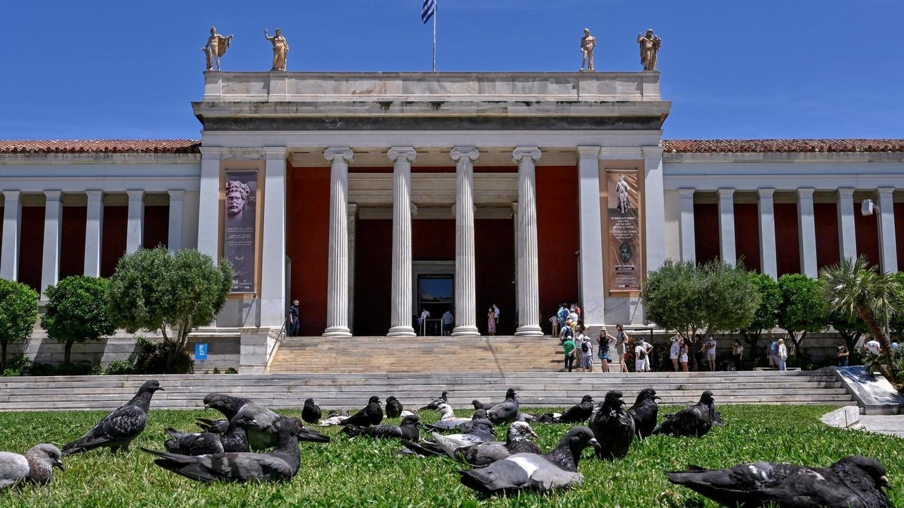أشخاص يصطفون أمام متحف الآثار في اثينا في 18 أيار/مايو 2021