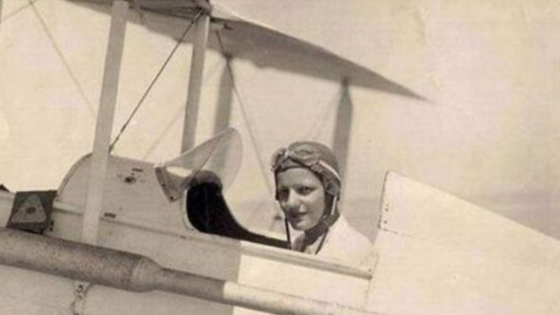 لطفية النادي كانت أول قائدة طيران في مصر والعالم العربي وأفريقيا