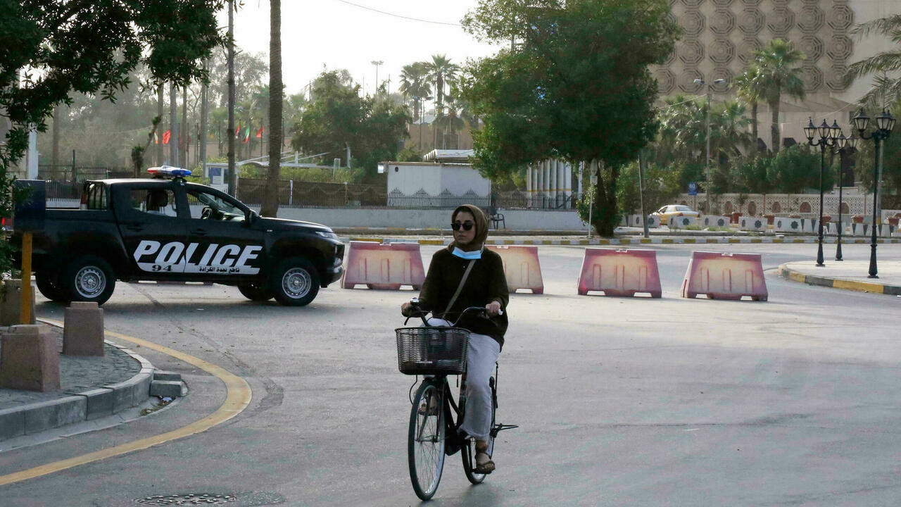 التجول باستخدام دراجة هوائية في بغداد في 9 نيسان/أبريل 2021 خلال حظر تجول تام فرضته السلطات لمكافحة كورونا