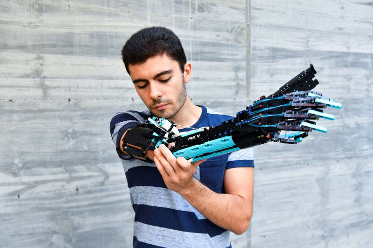 شاب من أندورا جعل الحاجة إلى ذراع أم الاختراع...بقطع "ليغو"