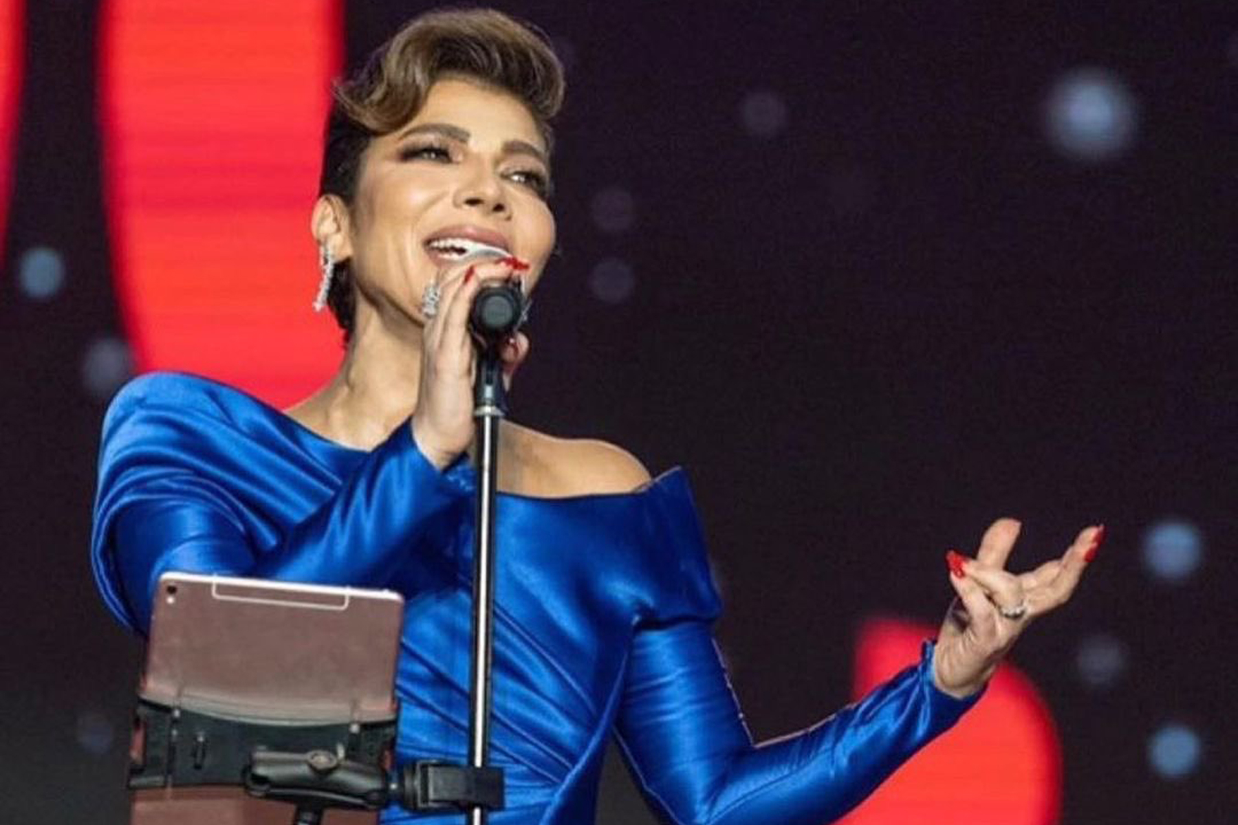 أصالة حافية القدمين على مسرح خورفكان