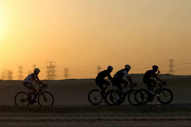 مضمار في صحراء دبي يجذب محبي الدراجات الهوائية بعيدا عن ضجيج المدينة