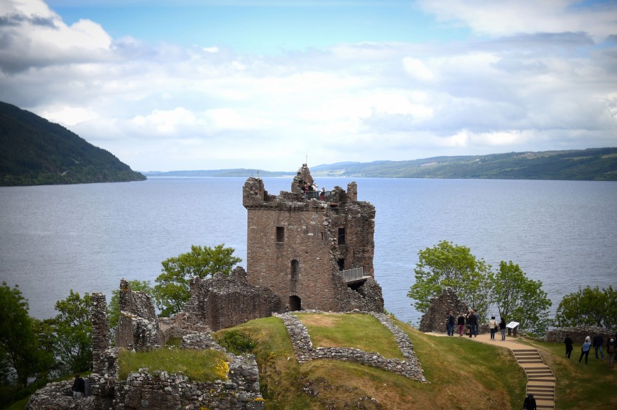 سياح في قلعة أوركوهارت على ضفاف بحيرة لوك نس في المرتفعات الاسكتلندية في 10 حزيران/يونيو 2018