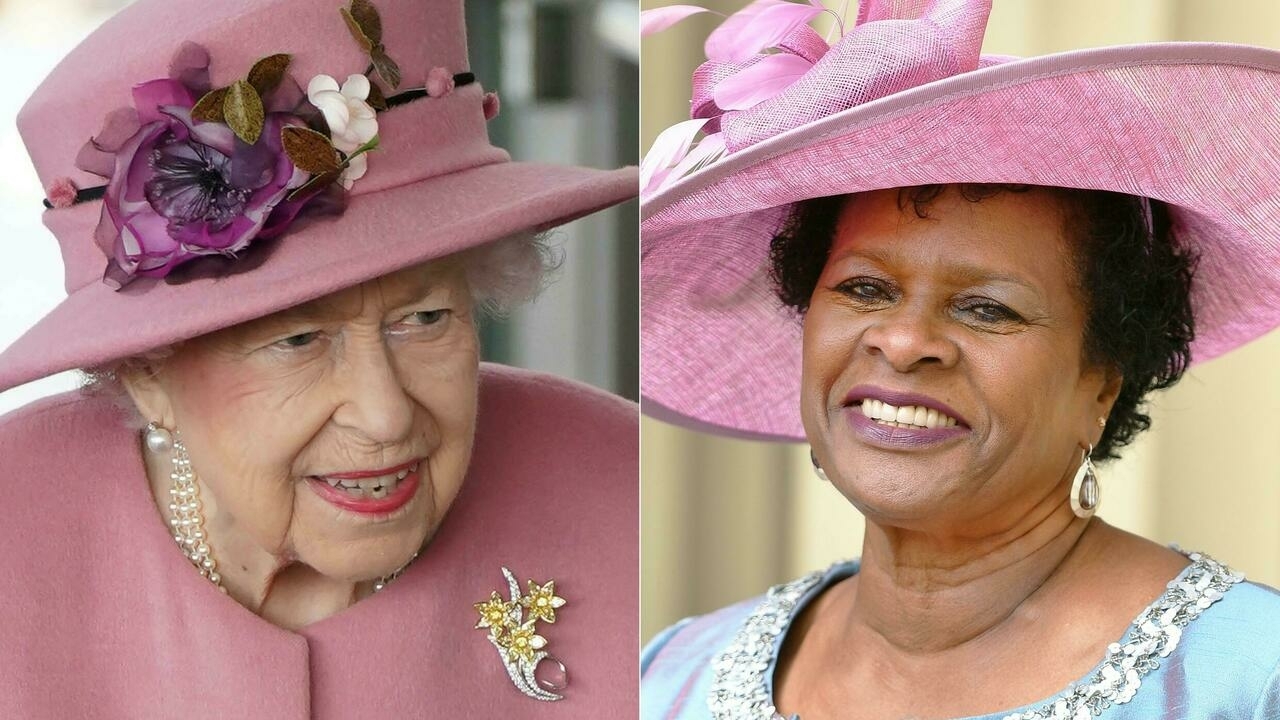 ملكة بريطانية إليزابيث الثانية (يسار) في كارديف في 14 تشرين الأول/اكتوبر 2021 وساندرا ميسون رئيسة باربادوس المقبلة في لندن في 23 آذار/مارس 2018