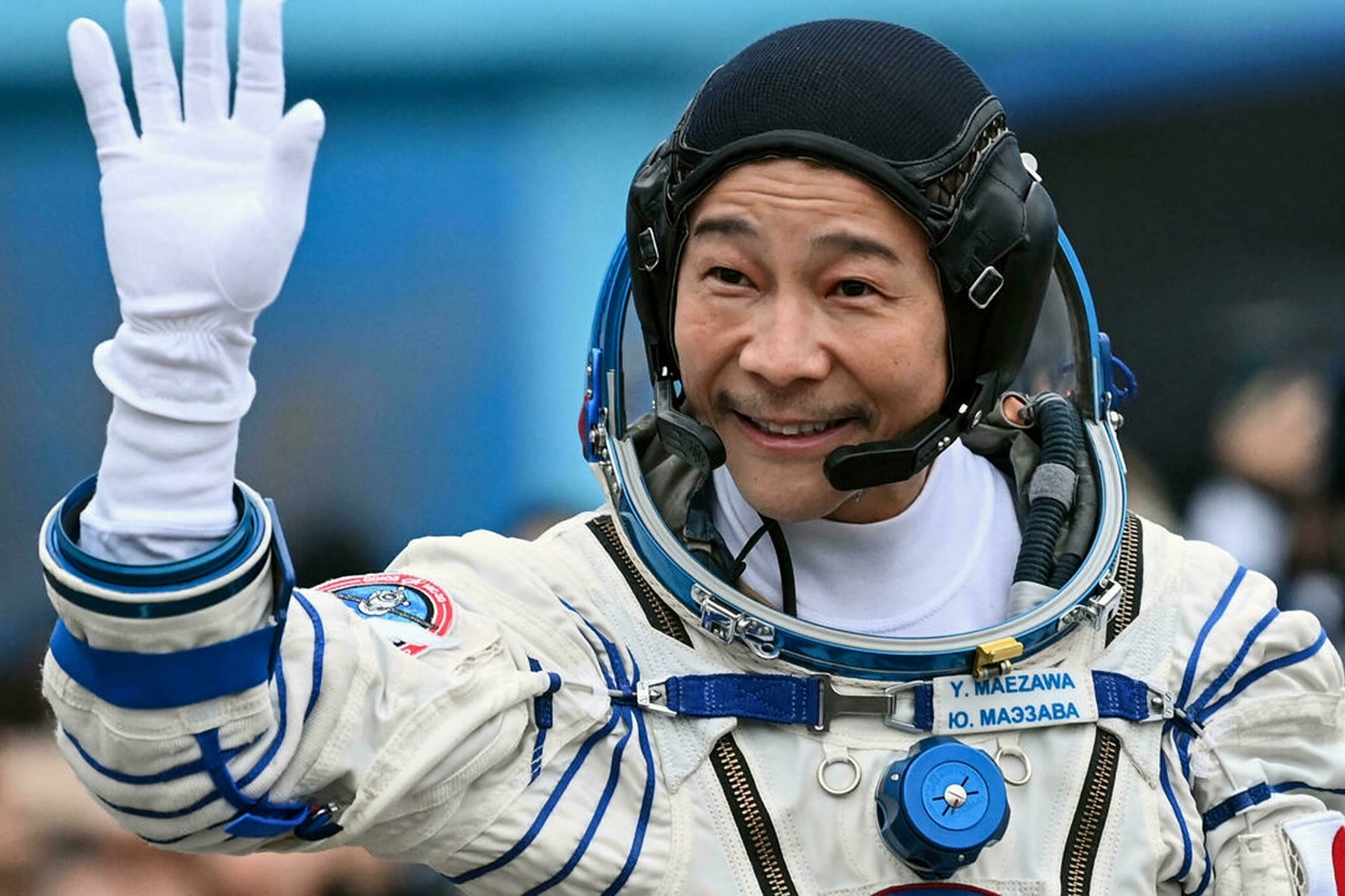 الملياردير الياباني يوساكو مايزاوا يلقي التحية في 8 كانون الأول/ديسمبر 2021 في بايكونور في كازاخستان قبل انطلاقه في رحلة سياحية إلى الفضاء الخارجي ليصل إلى محطة الفضاء الدولية كيريل كودريافتسيف تصوير مشترك/ا ف ب