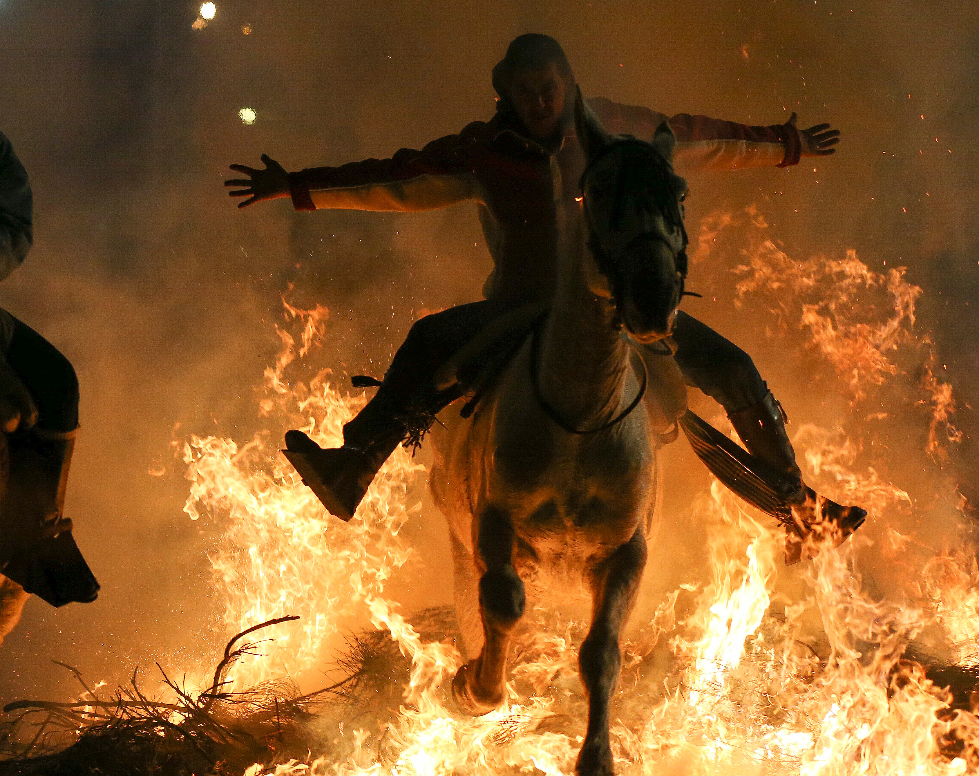 فرسان يقفزون فوق النيران في مهرجان تقليدي إسباني لدحر الأوبئة