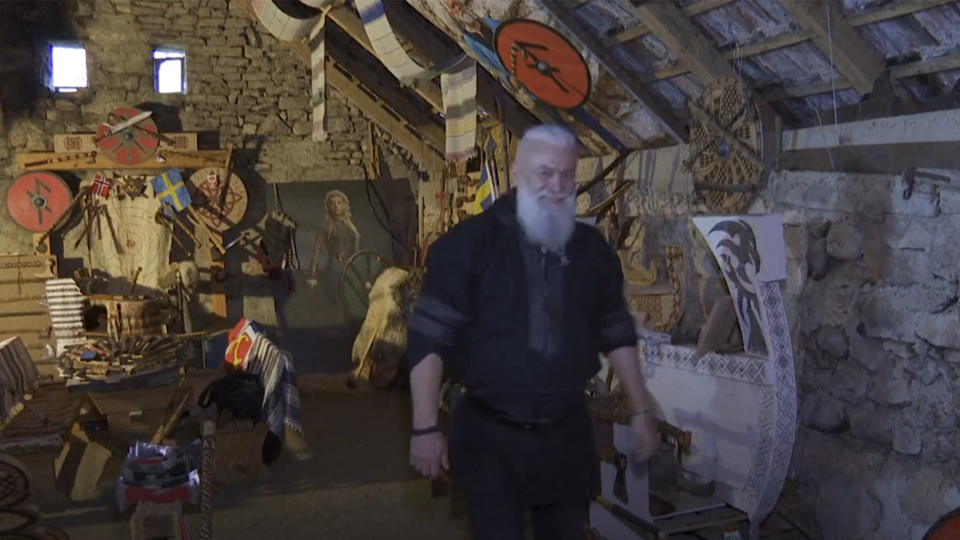 رجل يعيش حياة الـ"فايكينغ" في البوسنة متأثراً بمسلسلات تلفزيونية
