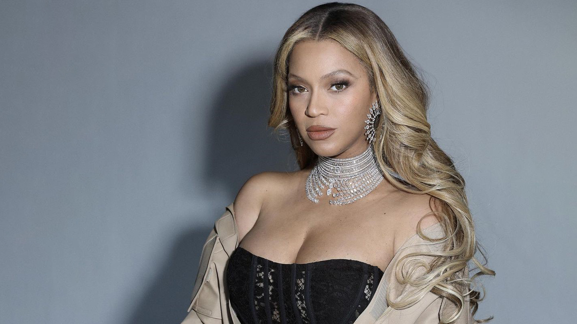 بيونسيه ترتدي مجوهرات ميسيكا خلال حضورها مباراة Super Bowl LVI في إنجلوود