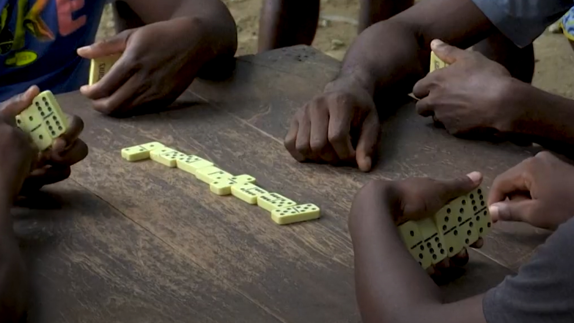 لعبة الدومينو تحظى بمكانة هامة في حياة الفنزويليين