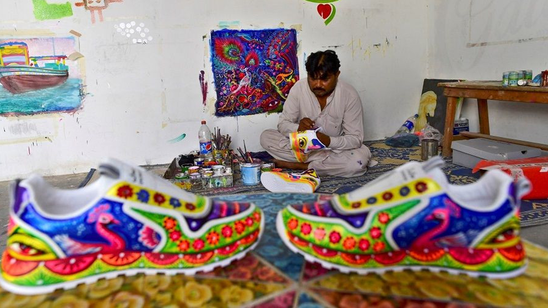 فن تلوين الشاحنات الباكستاني ينتقل إلى الأحذية الرياضية