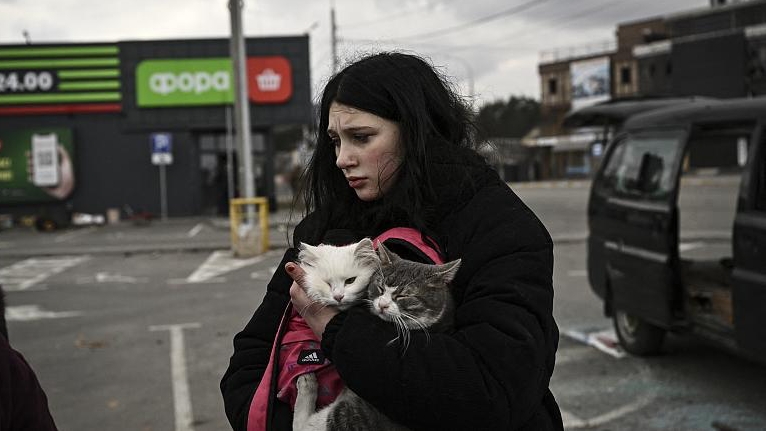 الصورة من أوكرانيا حيث حاول مدنيون عدم التخلي عن حيواناتهم الأليفة عند نزوحهم