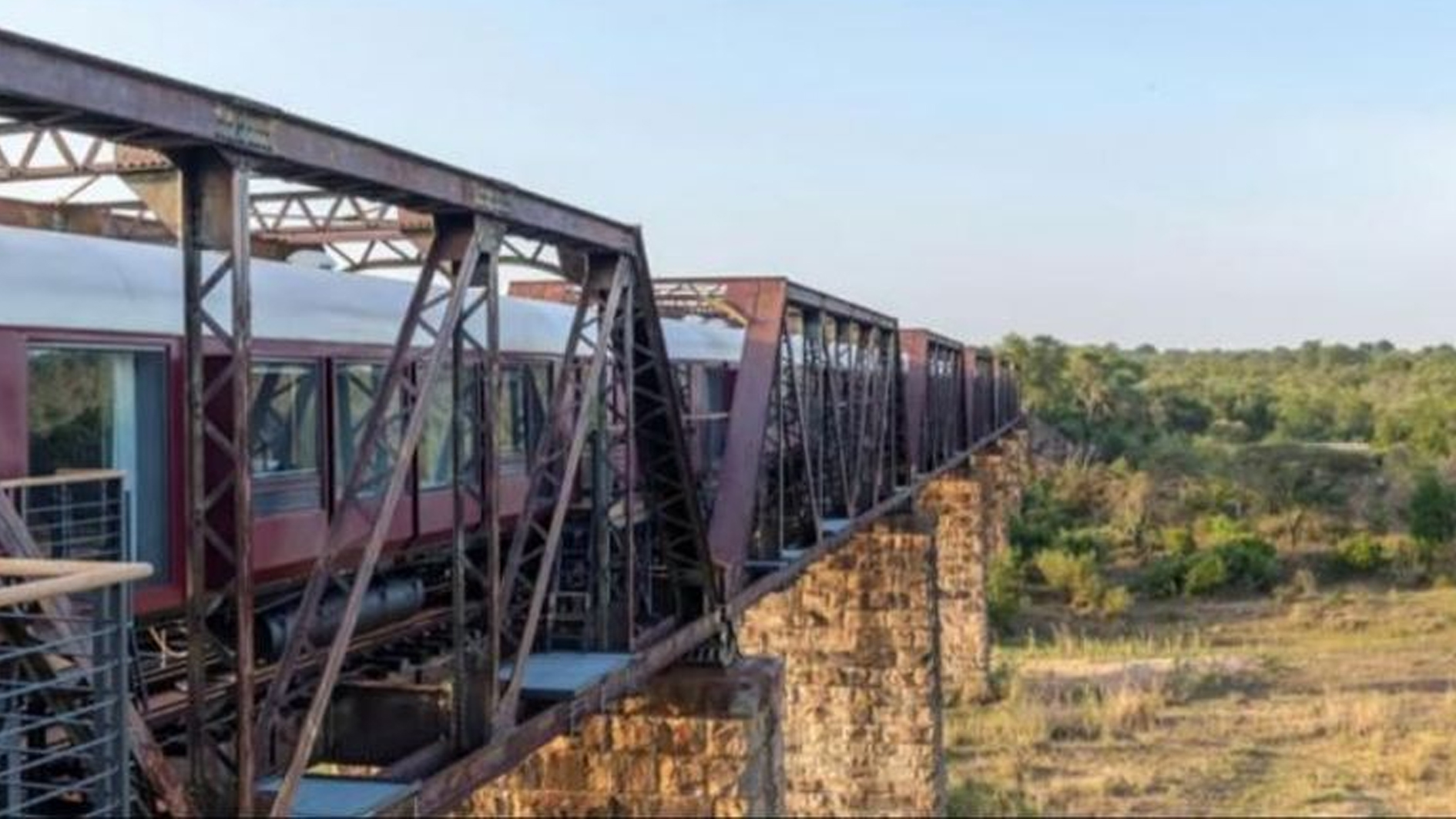 رحلة فندقية ثابتة بالقطار فوق سهول السافانا في جنوب إفريقيا
