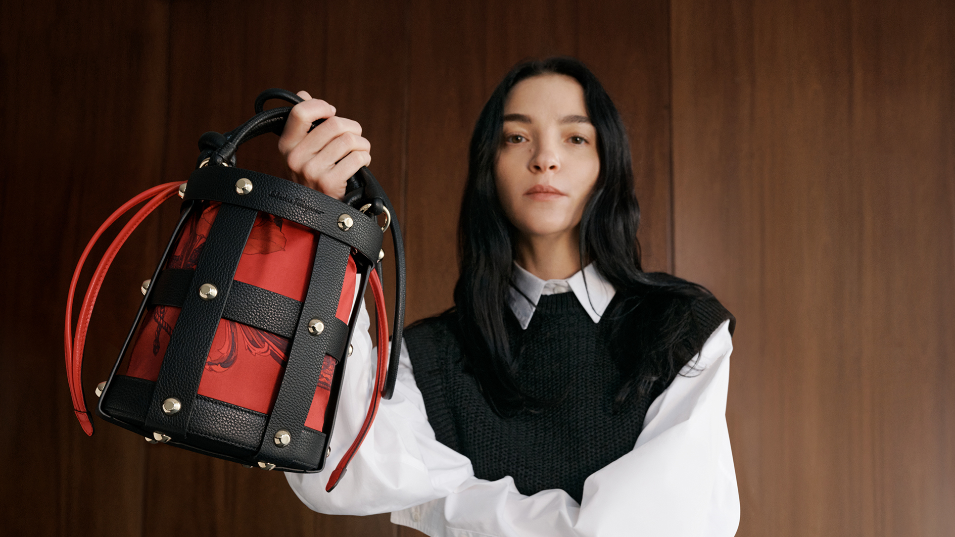 حقيبة القفص من فيراغامو لموسم ربيع وصيف 2022