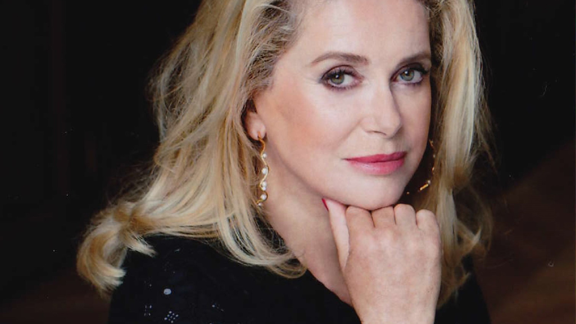 جائزة الأسد الذهبي الفخرية لكاترين دونوف من مهرجان البندقية