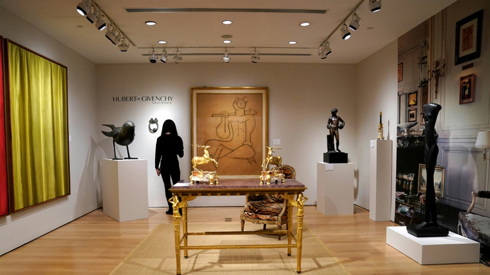 مجموعة مؤلفة من أكثر من 1200 قطعة