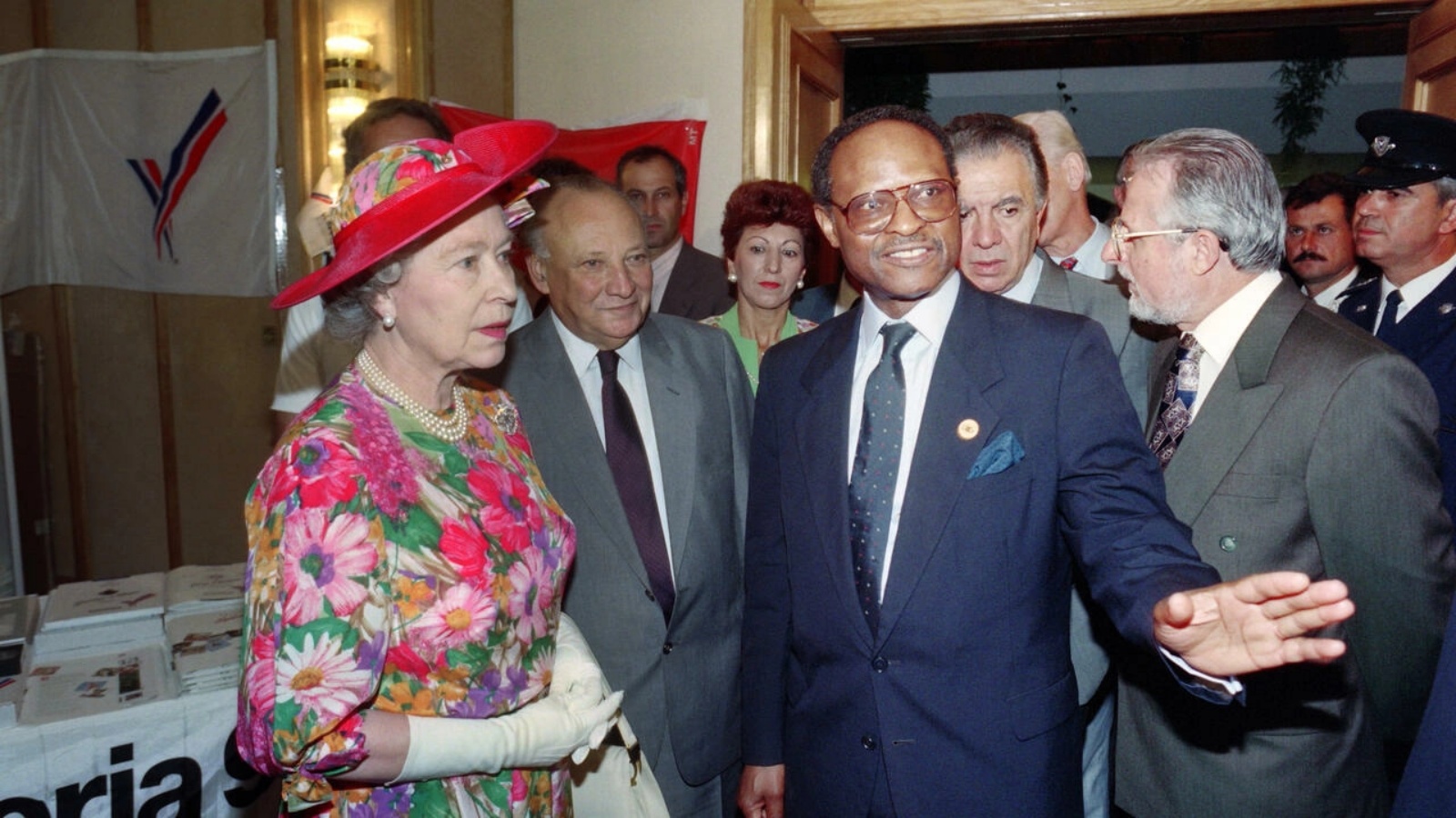 ملكة بريطانيا إليزابيث الثانية خلال زيارة إلى ليماسول في جنوب غرب الجزيرة في 20 أكتوبر 1993