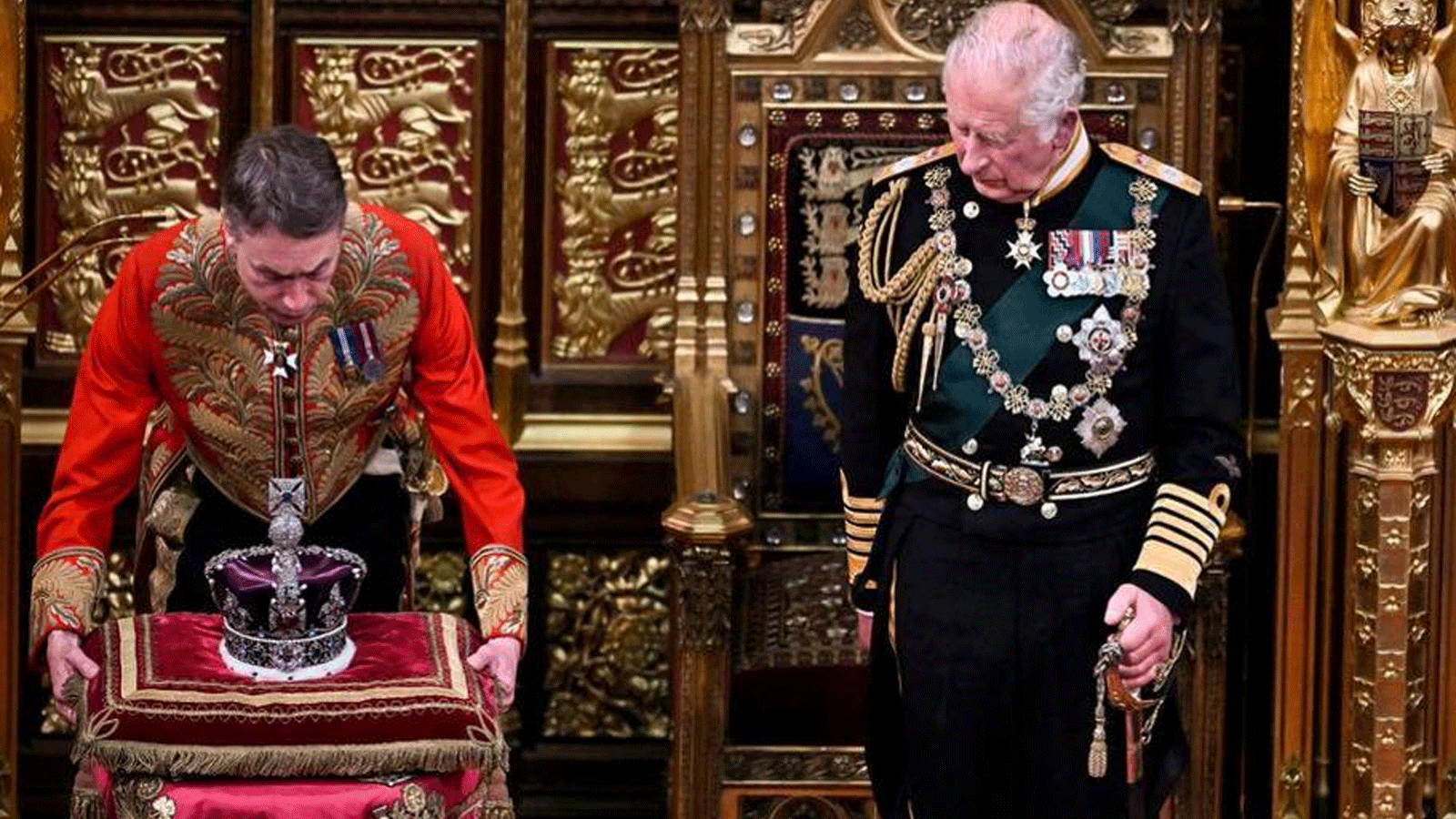 الملك البريطاني تشارلز الثالث ينظر إلى التاج الملكي