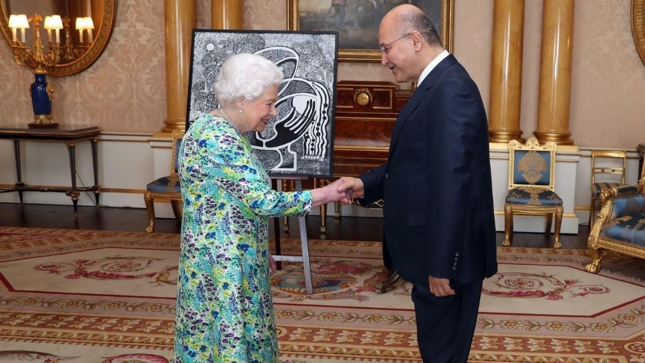 الرئيس العراقي برهم صالح خلال لقاء في قصر باكنغهام الملكي في لندن مع الراحلة الملكة اليزابيث الثانية في يونيو 2019