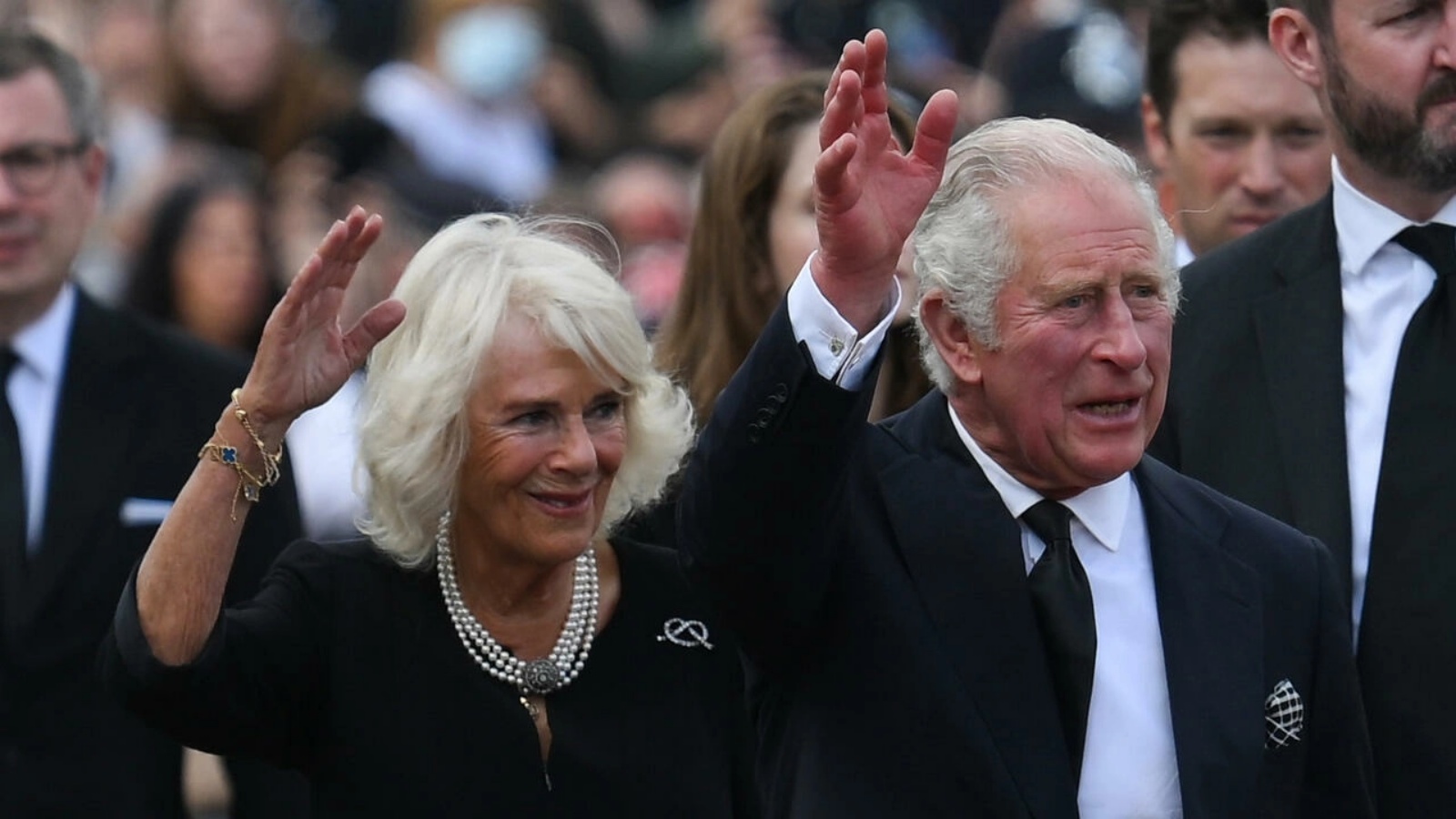 الملك تشارلز الثالث وزوجته كاميلا بين الحشود عند وصولهم إلى قصر باكنغهام