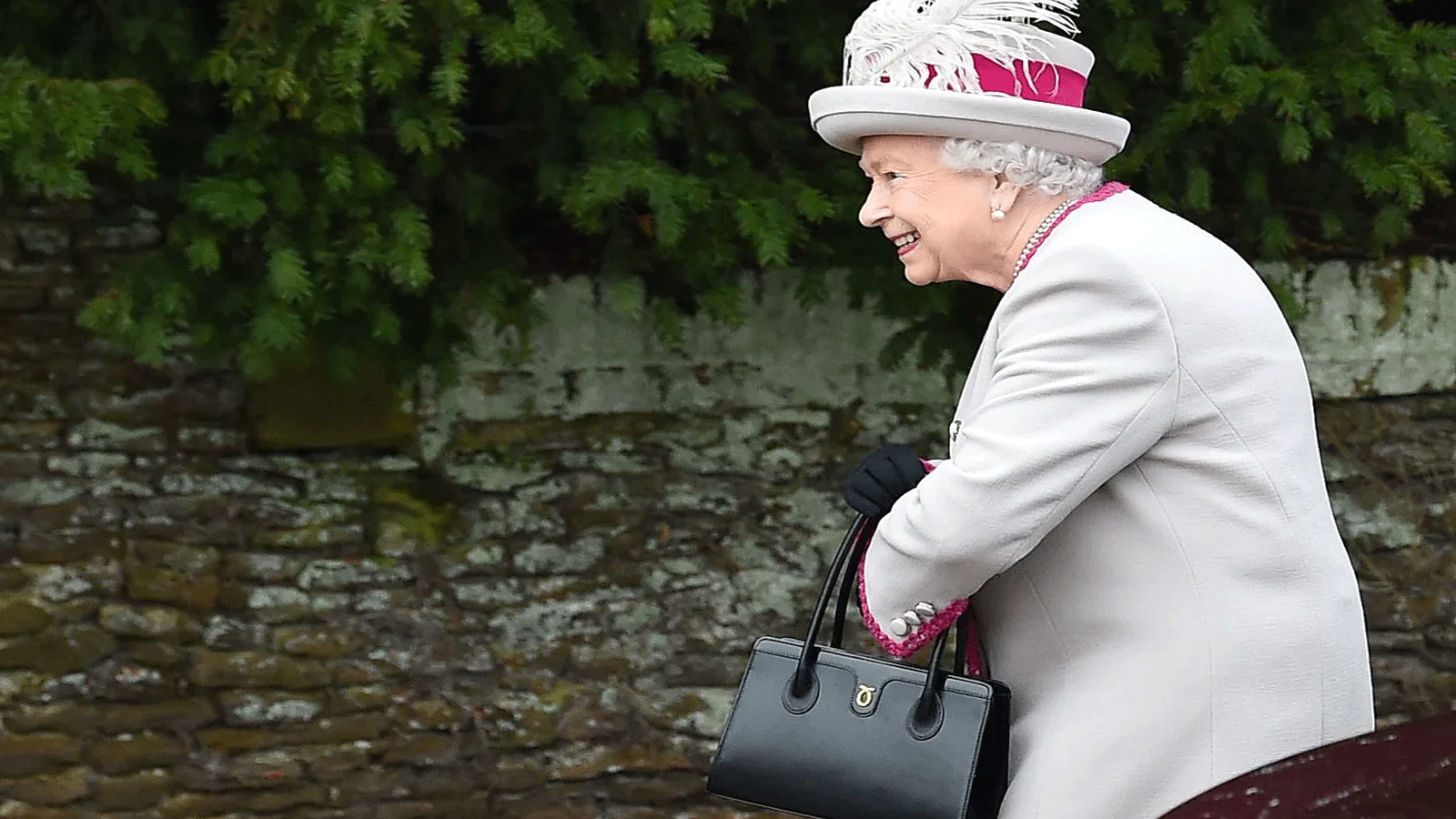 الملكة إليزابيث الثانية تحمل حقيبتها المفضلة من دار Launer
