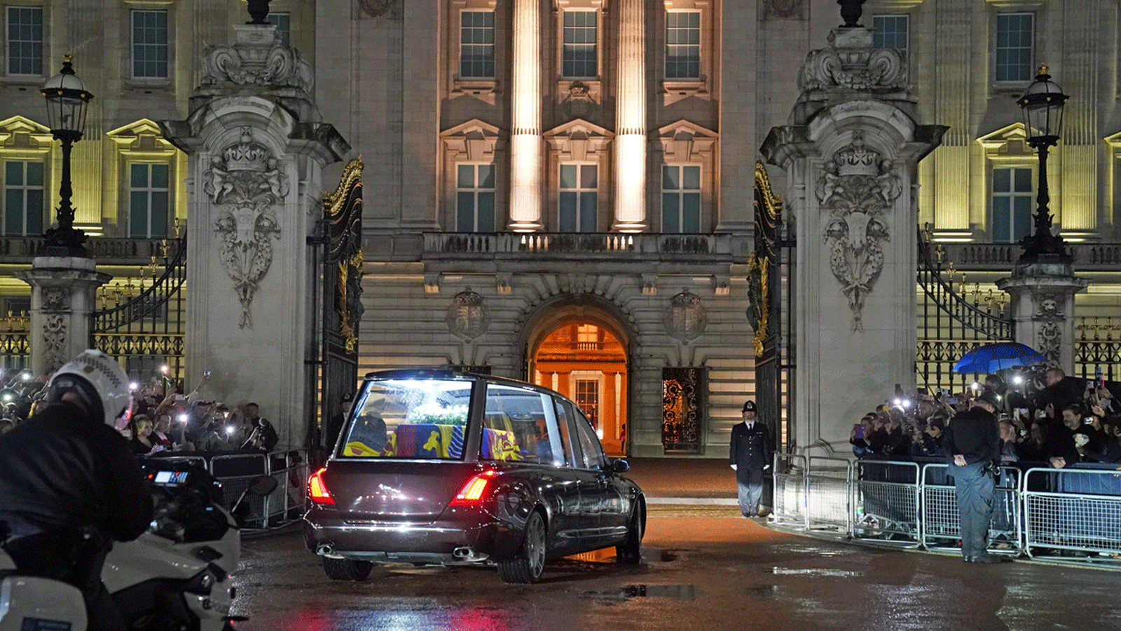عربة النعش الزجاجية المضاءة تصل إلى قصر باكنغهام وسط الحشود