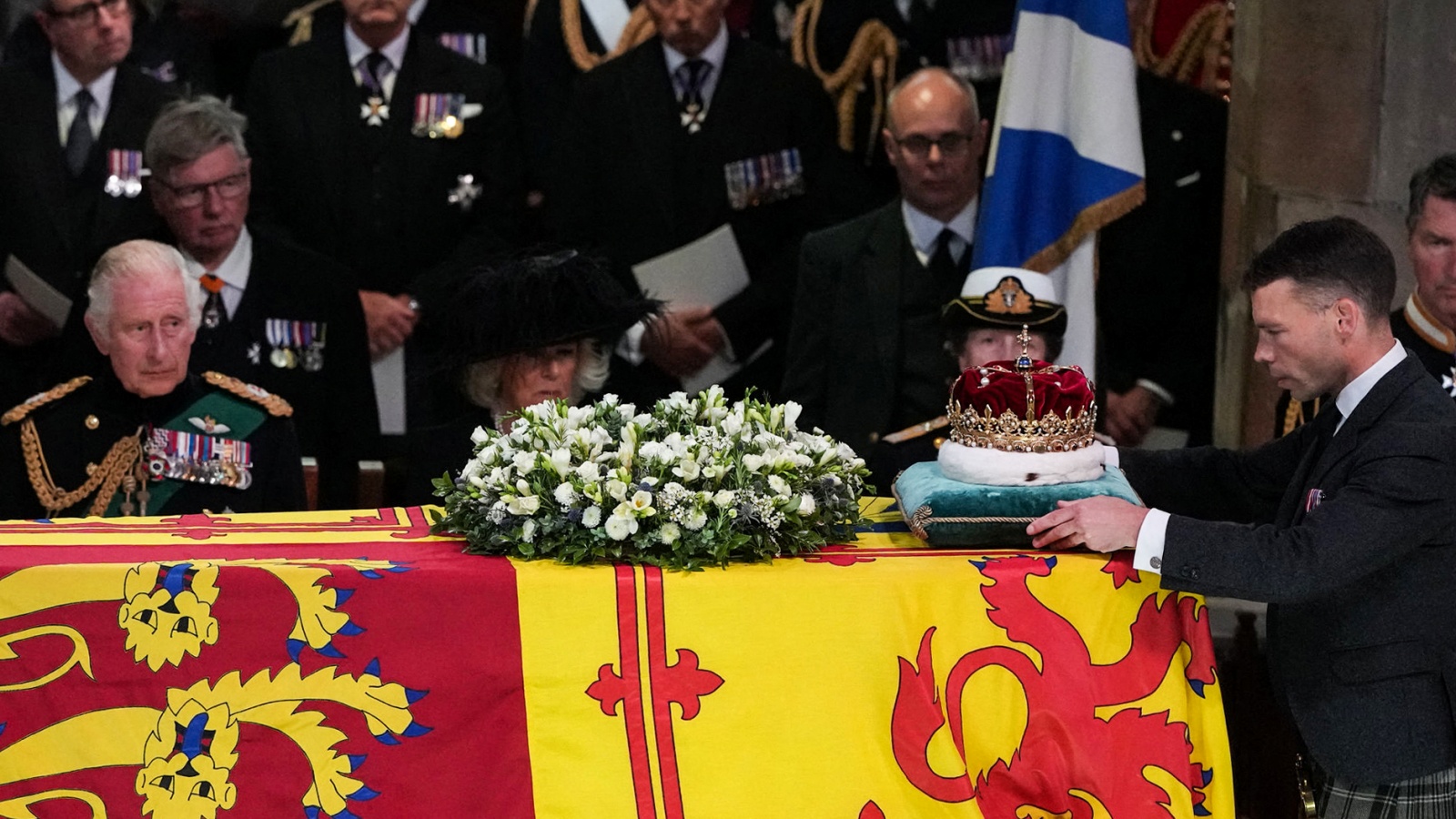 الملك تشارلز الثالث وزوجته كاميلا إلى جانب نعش الملكة الراحلة إليزابيث الثانية في كاتدرائية سانت جايلز في إدنبره في 12 سبتمبر 2022